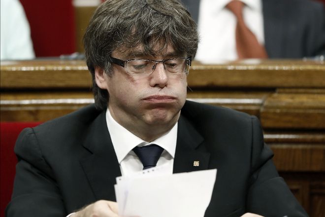 El presidente de la Generalidad de Cataluña, Carles Puigdemont, durante una sesión de control al ejecutivo catalán en la cámara catalana. Archivo Efe.