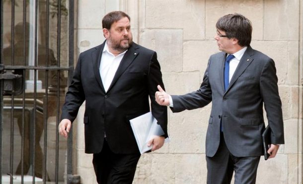 El presidente de la Generalidad de Cataluña, Carles Puigdemont, junto al vicepresidente, Oriol Junqueras (i), a su llegada a la reunión semanal del Gobierno catalán. Efe