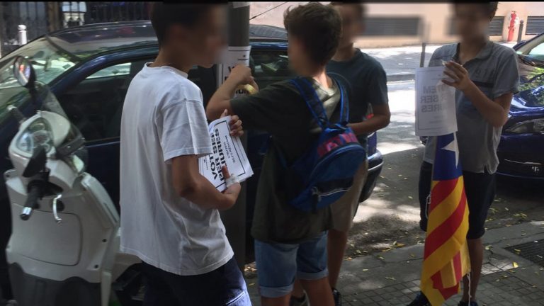 El separatismo utiliza a los niños par pegar carteles del 1-O y promover el odio en Cataluña