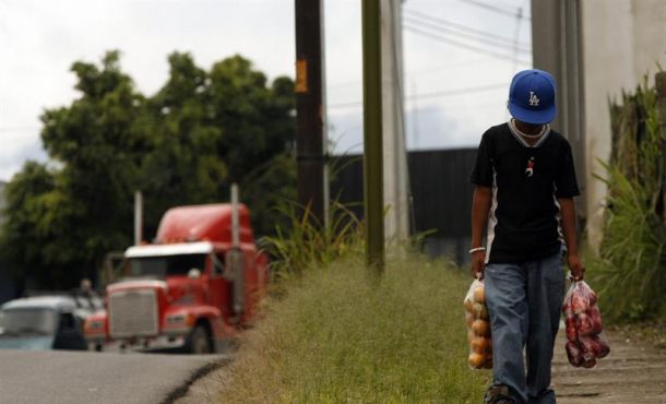 En total, 152 millones de niños trabajan en todo el mundo, es decir, uno de cada diez, y la mitad de ellos, unos 73 millones. Archivo Efe.