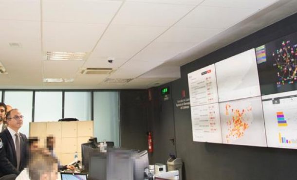 HOSPITALET DE LLOBREGAT (BARCELONA), 18.09.2017. El presidente de la Generalitat, Carles Puigdemont (2i), durante la visita a la Agencia de Ciberseguridad de Cataluña. efe