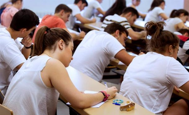 Imagen de un grupo de alumnos de enseñanza secundaria en Valladolid. Archivo Efe