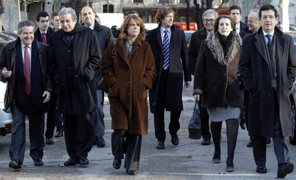 Javier Martínez Lázaro (2i) y un grupo de magistrados a su llegada al Tribunal Supremo en los días del juicio al juez Baltasar Garzón. Archivo Efe.