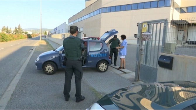 Los agentes de la Guardia Civil velenado por la unidad de España en Constantino (Tarragona) España custodiando hasta el cohe de limpieza por el 1-O. Lasvocesdelpueblo