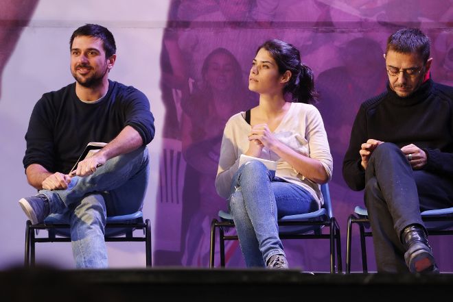 Los dirigentes de Podemos, Ramón Espinar (i), acompañado de Isabel Serra (c) y el cofundador de Podemos, Juan Carlos Monedero, durante un acto de cierre de campaña. Archivo Efe.