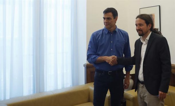 Los secretarios generales del PSOE, Pedro Sánchez (i), y de Podemos, Pablo Iglesias. Archivo Efe