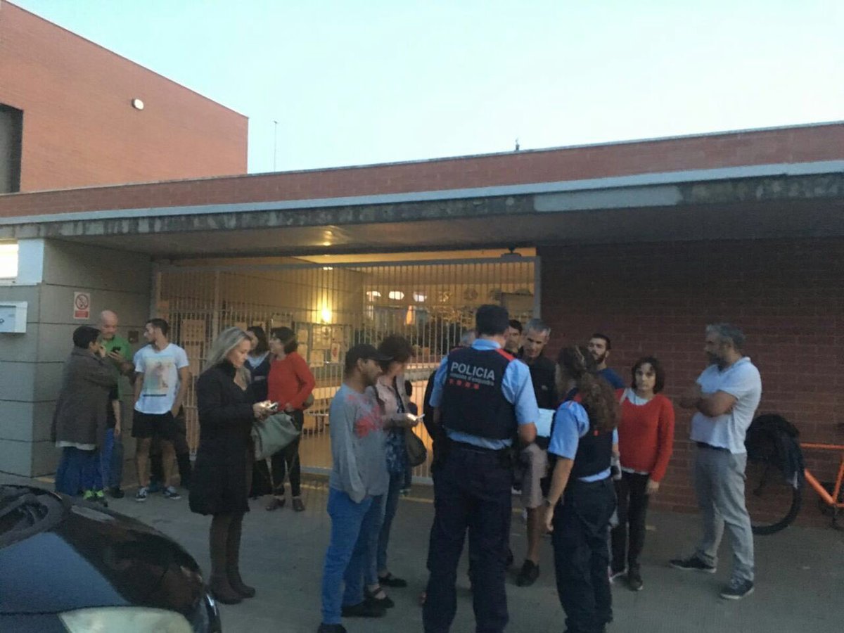 MANLLEU (BARCELONA), viernes 30.09.2017. Llega la Policía catalana después del aviso de la banda extremista separatista denominada «Comité de Defensa del Referéndum de Manlleu» Lasvocesdelpueblo