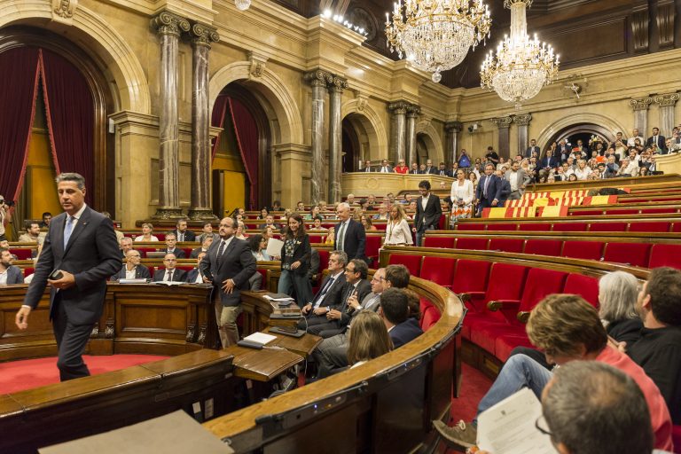 (Ampliación) El Pleno catalán aprueba la «Ley del referéndum» (1-O) con media cámara vacía