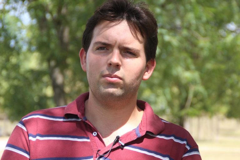 Erik lleva a los Mozos ante Defensor del Pueblo por «eliminar el español» de la web de Mozos