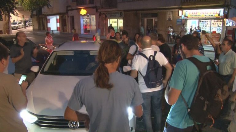 Policía Nacional requisa material para hacer carteles del referéndum de 1-O en Tarragona