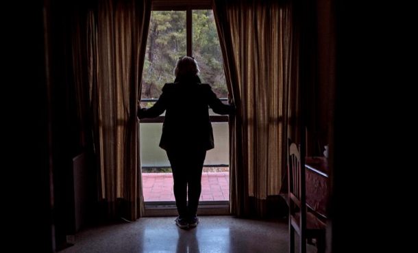 Una mujer víctima de violencia de género posa en una vivienda. Archivo Efe