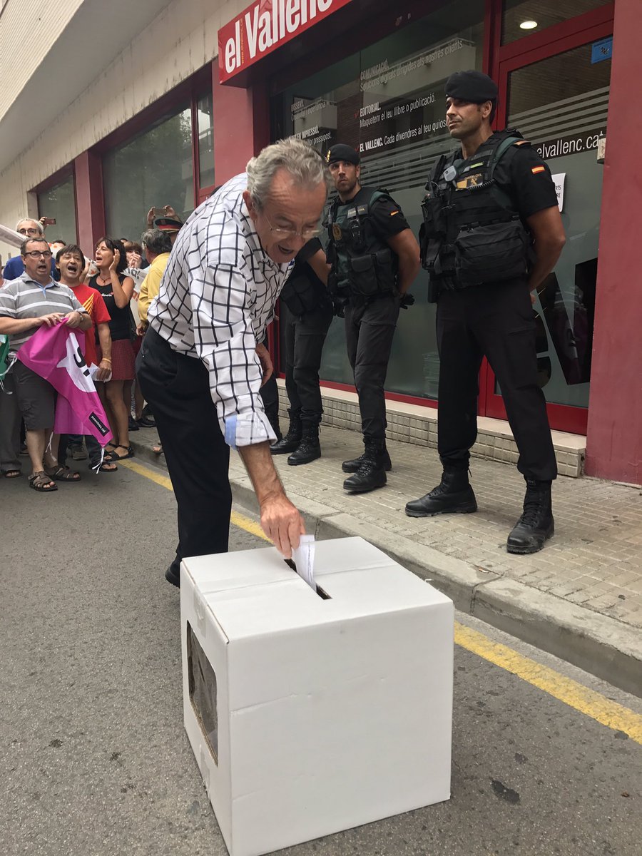 VALLS (TARRAGONA) ESPAÑA, 08.09.2017. Agentes de la Guardia Civil ante el edificio del semanario separatista catalán 'El Vallenc'. lasvocesdelpueblo