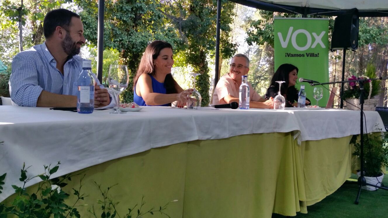 Villaviciosa de Odón (Madrid), 13.09.2017. En la izquierda de la imagen, el líder de VOX, Santiago Abascal Conde, junto a la presentadora del acto y el fundador de VOX. Lasvocesdelpueblo