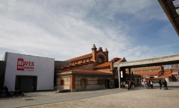 Vista del acceso a una de las naves del Matadero de Madrid. Efe.