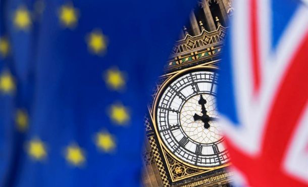 Vista del reloj del Big Ben entre una bandera del Reino Unido y una de la Unión Europea durante una protesta contra el brexit.). Efe.