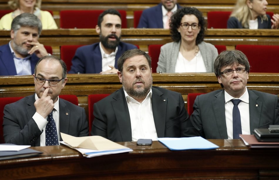 de izquierda a la derecha, El consejero de Presidencia y portavoz del Gobierno de la Generalidad de Cataluña, Jordi Turull; el vicepresidente. Efe