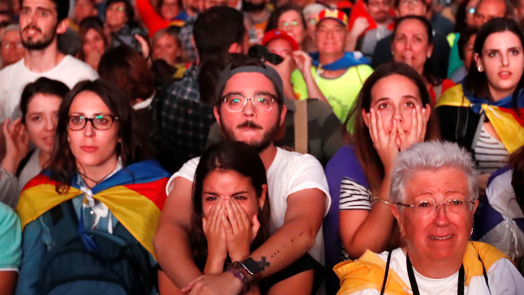 10.10.2017. Paseo Lluís Companys. Nace muerta la república catalana, solo 8 segundos de vida. Caras de lamento entre los manifestantes. Reuters