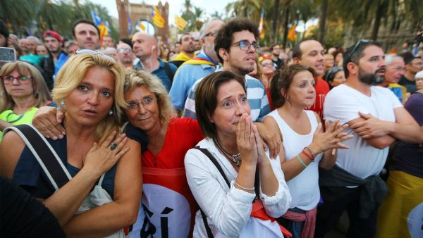 10.10.2017. Paseo Lluís Companys. Nace muerta la república catalana, solo 8 segundos de vida. Caras de lamento y poema entre los manifestantes. Reuters.