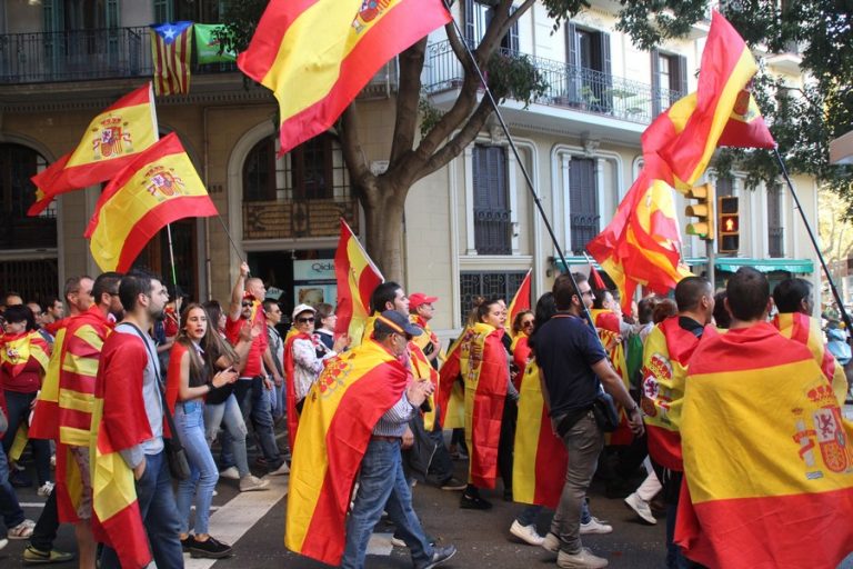 2 marchas contra «la sedición del Parlamento catalán» confluyen en Plaza de España de Barcelona