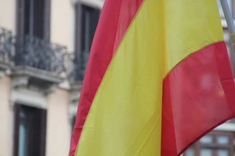 Los catalanes celebran el fracaso la de independencia con «Puigdemont, eres un cagón»