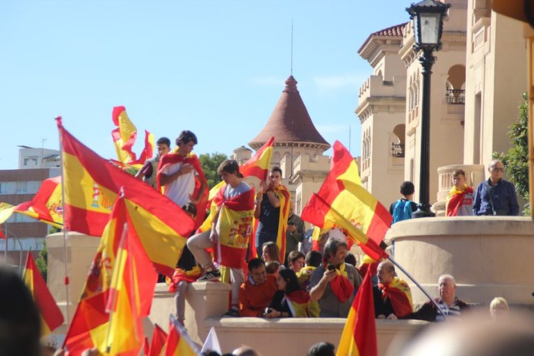 Más de 3 mil catalanes claman «no estáis solos» a Policías y Guardias Civiles alojados en El Bruc