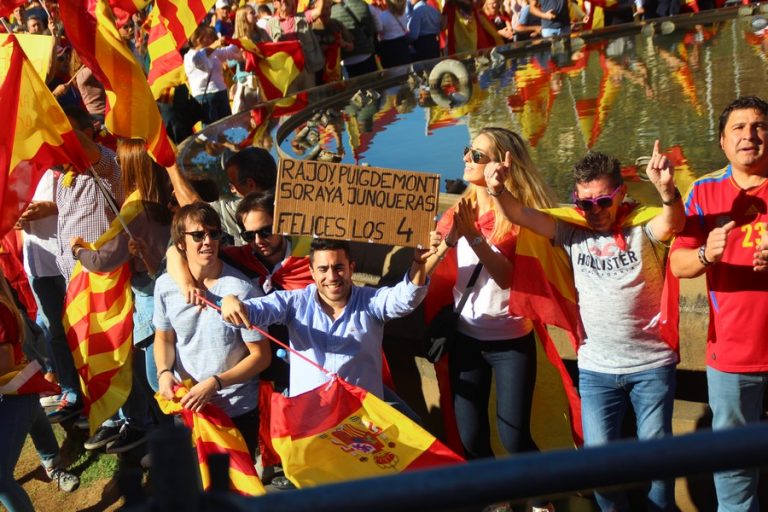 FOTOGRAFÍA. BARCELONA (ESPAÑA (ESPAÑA), 29 DE OCTUBRE DE 2017. Marcha contra el golpe de estado (DUI) del separatismo por las calles del centro de Barcelona. En la imagen, un catalán, de los más de 1,3 millones de personas que clamaron este domingo, baila el famoso paso-doble de Manolo Escobar de la REVOLUCIÓN PACÍFICA ANTIPROCÉS, «Qué viva España» de manolo Escobar, denunciando en su pancarta improvisada los «Felices Los 4» del cantante Maluma (Vamos a ser feliz, vamos a ser feliz, Felices los 4): El Gobierno de España del Partido Popular (PP) de Mariano Rajoy Brey y Soraya Sáenz de Santamaria -presidente y vicepresidente; y los sediciosos golpistas expresidente y ex vicepresidente de la Generalidad de Cataluña, Carles Puigdemont Casamajó (Convergencia)y Oriol Junqueras Vies (ERC). Lasvocesdelpueblo (Ñ Pueblo)