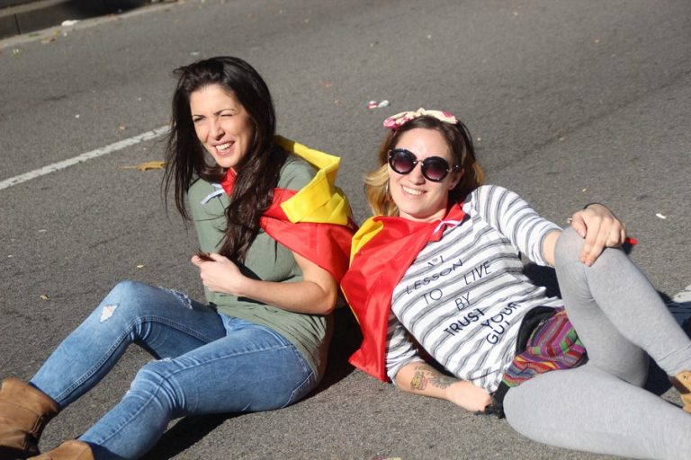 FOTOGRAFÍA. BARCELONA (ESPAÑA), 29 DE OCTUBRE DE 2017. Dos catalanas de las más de 1,3 millón de catalanes claman en Barcelona contra la sedición del Parlamento de Cataluña y el cesado gobierno de la Generalidad de Cataluña, posan después de la multitudinaria manifestación para Lasvocesdelpueblo. Lasvocesdelpueblo (Ñ Pueblo). 