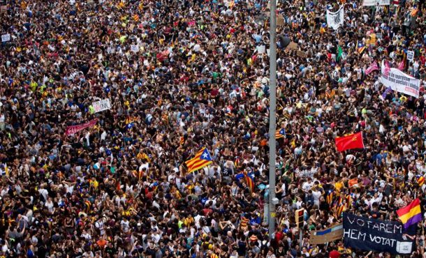 BARCELONA (ESPAÑA), 3.10.2017. Miles de estudiantes se manifiestan por el centro de Barcelona durante la jornada de paro, avalada por algunos sindicatos, entidades soberanistas. efe