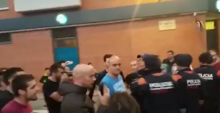 Separatistas intentan linchar a un Guardia Civil de paisano en Cataluña «los Mozos nos venden»