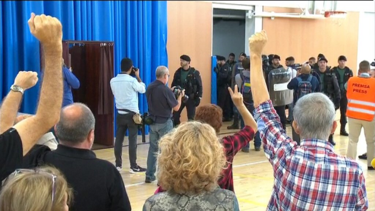 Policía y Guardia Civil intervienen en Gerona en el colegio electoral del golpista Puigdemont