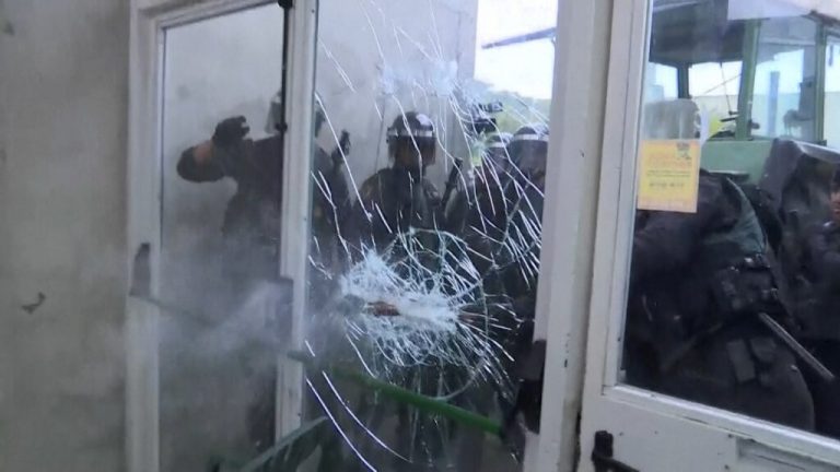 Los hijos de España retiran las «nuevas armas» del golpe de Puigdemont en colegios del 1-O