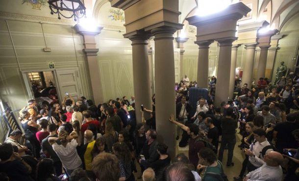 CATALUÑA (ESPAÑA), 1.10.2017. La afluencia de separatistas dispuestas a participar en el referéndum convocado para hoy por el Gobierno catalán ha comenzado a crecer. Efe