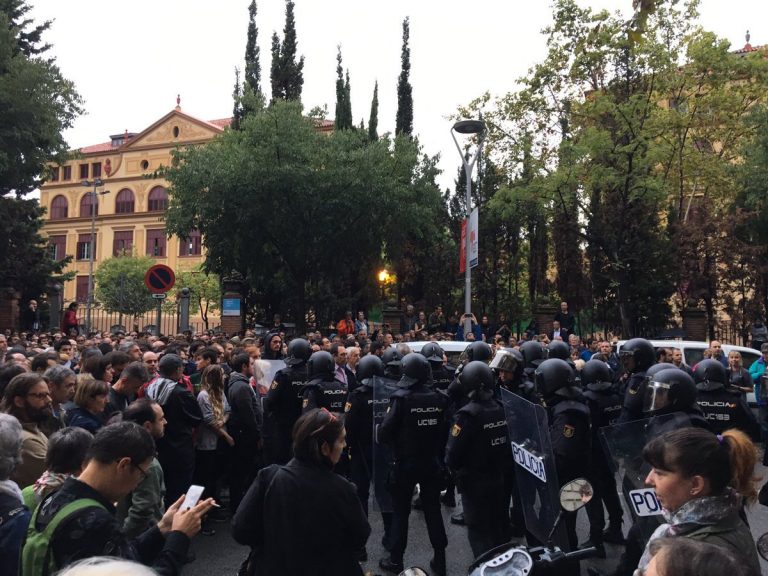 Policía Nacional entra en acción después del abandono de los Mozos de Trapero y Puigdemont