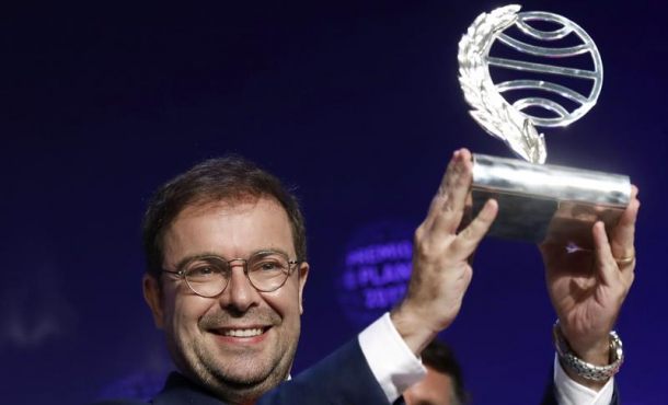 CATALUÑA (ESPAÑA), 15.10.2017. El escritor Javier Sierra tras recibir el trofeo que le acredita como ganador de la LXVI edición del Premio Planeta de literatura con la novela. efe