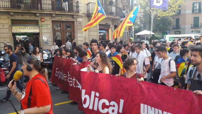 Escolares separatistas claman en las calles de Tarragona contra de Convergencia (PDECAT)