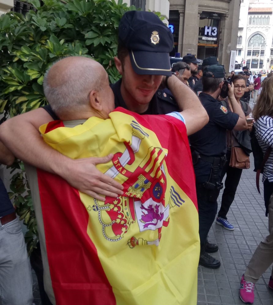 CATALUÑA (ESPAÑA), sábado 30 de septiembre de 2017. Vía Layetana de Barcelona. Un catalán emocionado pide un abrazo a un agente de Policía Nacional. Lasvocesdelpue