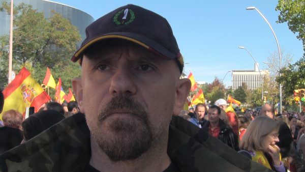 CUARTEL 'EL BRUC' (BARCELONA) ESPAÑA, 22.10.2017. El catalán Javier participa en la concentración. Lasvocesdelpueblo