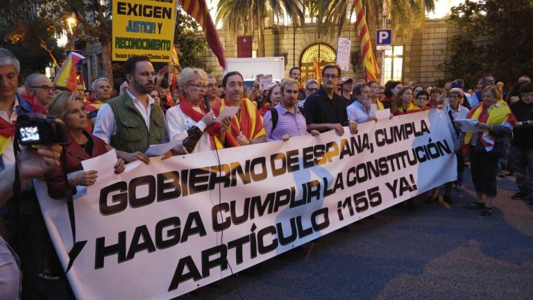 FOTOGRAFÍA. CALLE MALLORCA (BARCELONA) CATALUÑA (REINO DE ESPAÑA), 04 DE OCTUBRE DE 2017. En la imagen de izquierda a la derecha, una simpatizantes muy fiel a la plataforma transversal catalana «Catalanes por la Ley y Sensatez», el líder de VOX, Santiago Abascal Conde, quien ha viajado desde la Comunidad de Madrid hoy a Cataluña, muy preocupado por el futuro del Reino de España ante el golpe secesionista del 1-O; la portavoz de la asociación, Chelo Valerio; el líder de Unidos Sí, Enric Martínez, y los simpatizantes de la plataforma, este miércoles durante la decimoséptima concentración de esta organización ante la Delegación del Gobierno en Cataluña para exigir al gobierno sin rumbo claro del Partido Popular (PP) de mariano Rajoy Brey y María Soraya Sáenz de Santamaría Antón, presidente y vicepresidente de un Ejecutivo español con mayoría inútil, que haga cumplir el artículo 155 de la Constitución Española con toda su fuerza y sin trampas en Cataluña. Lasvocesdelpueblo (Ñ pueblo)