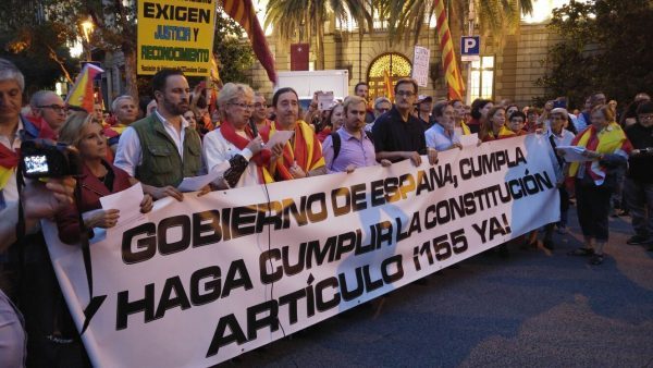 Catalanes por la Ley. 04.10.2017. Barcelona (España). Lasvocesdelpueblo FOTOGRAFÍA. CALLE MALLORCA (BARCELONA) CATALUÑA (REINO DE ESPAÑA), 04 DE OCTUBRE DE 2017. En la imagen de izquierda a la derecha, una simpatizantes muy fiel a la plataforma transversal catalana «Catalanes por la Ley y Sensatez», el líder de VOX, Santiago Abascal Conde, quien ha viajado desde la Comunidad de Madrid hoy a Cataluña, muy preocupado por el futuro del Reino de España ante el golpe secesionista del 1-O; la portavoz de la asociación, Chelo Valerio; el líder de Unidos Sí, Enric Martínez, y los simpatizantes de la plataforma, este miércoles durante la decimoséptima concentración de esta organización ante la Delegación del Gobierno en Cataluña para exigir al gobierno sin rumbo claro del Partido Popular (PP) de mariano Rajoy Brey y María Soraya Sáenz de Santamaría Antón, presidente y vicepresidente de un Ejecutivo español con mayoría inútil, que haga cumplir el artículo 155 de la Constitución Española con toda su fuerza y sin trampas en Cataluña. Lasvocesdelpueblo (Ñ pueblo)