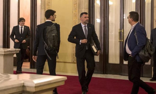 El consejero de Empresa, Santi Vila (2d) sale del despacho del presidente de la Generalidad, Carles Puigdemont (i) después del pleno monográfico tras. Efe