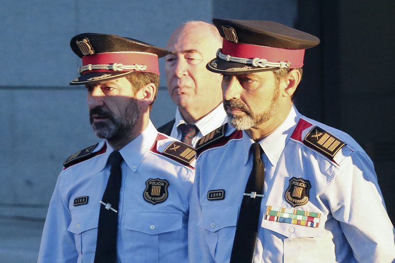 El delincuente Trapero (Jefe de Mozos) entrega su pasaporte a la juez y facilita domicilio y teléfono