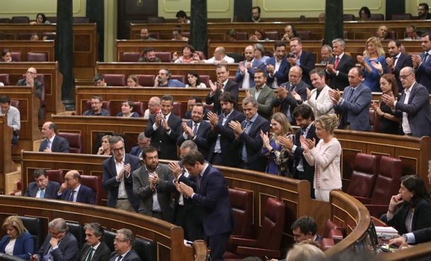 El líder de Ciudadanos, Albert Rivera, recibe el aplauso de los diputados de su grupo tras una intervención en el pleno del Congreso. Archivo Efe.