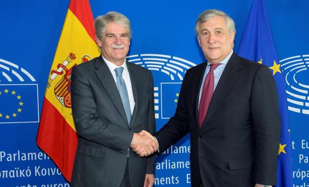 Estrasburgo (FRANCIA), 24.10.2017. El ministro español de Exteriores, Alfonso Dastis (i), se reúne con el presidente del Parlamento Europeo, Antonio Tajani (d), en Estrasburgo (Francia). Efe