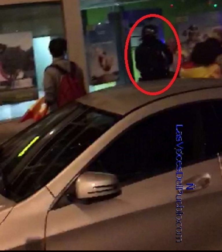 Los Mozos cargan contra los jóvenes catalanes por rechazar la DUI separatista