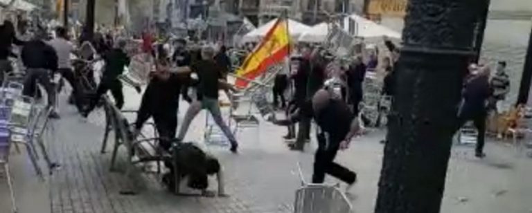 Cataluña| Vuelan sillas y objetos porque una catalana ha dicho «Viva España» entre separatistas