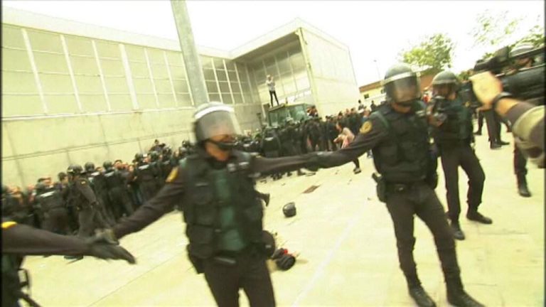 FOTOGRAFÍA. SAN JULIA (GERONA), 1.10.2017. El separatismo recurrirá la amnistía de Copérnico. Así actúan los héroes de la Guardia Civil en el colegio donde ha pretendido votar el golpista Carles Puigdemont Casamaò, en Gerona. El golpista no se ha hecho la foto deseada pese a los escudos humanos secesionistas movilizados por el separatismo para que el mundo vea cómo vota el traidor Puigdemont. La Guardia Civil y Policía Nocional actúan en cumplimiento de la orden judicial dentro de la Operación Copérnico. Lasvocesdelpueblo (Ñ Pueblo).