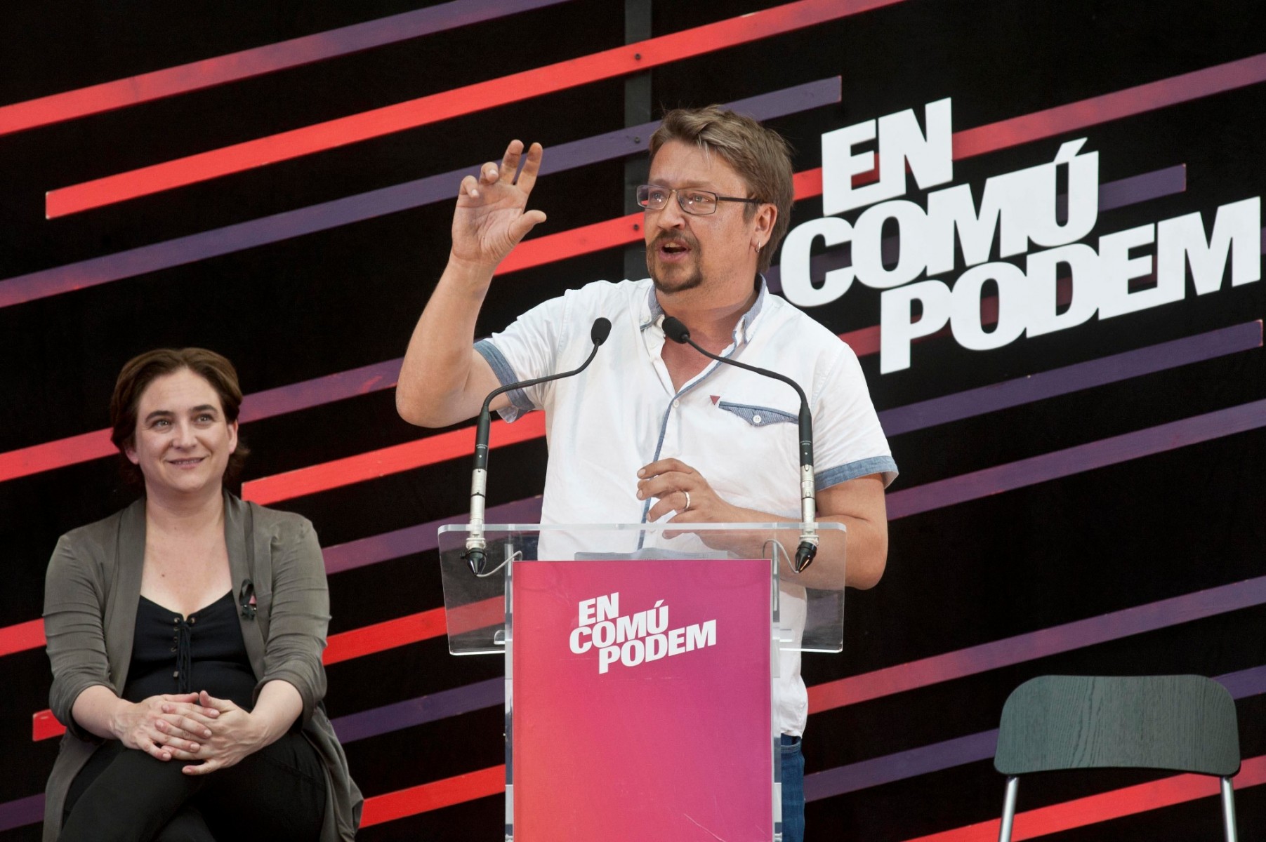 Imagen de archivo de Ada Colau, alcaldesa de Barcelona, y Xavier Domènech, portavoz de En Comú Podem, en un acto electoral. Efe