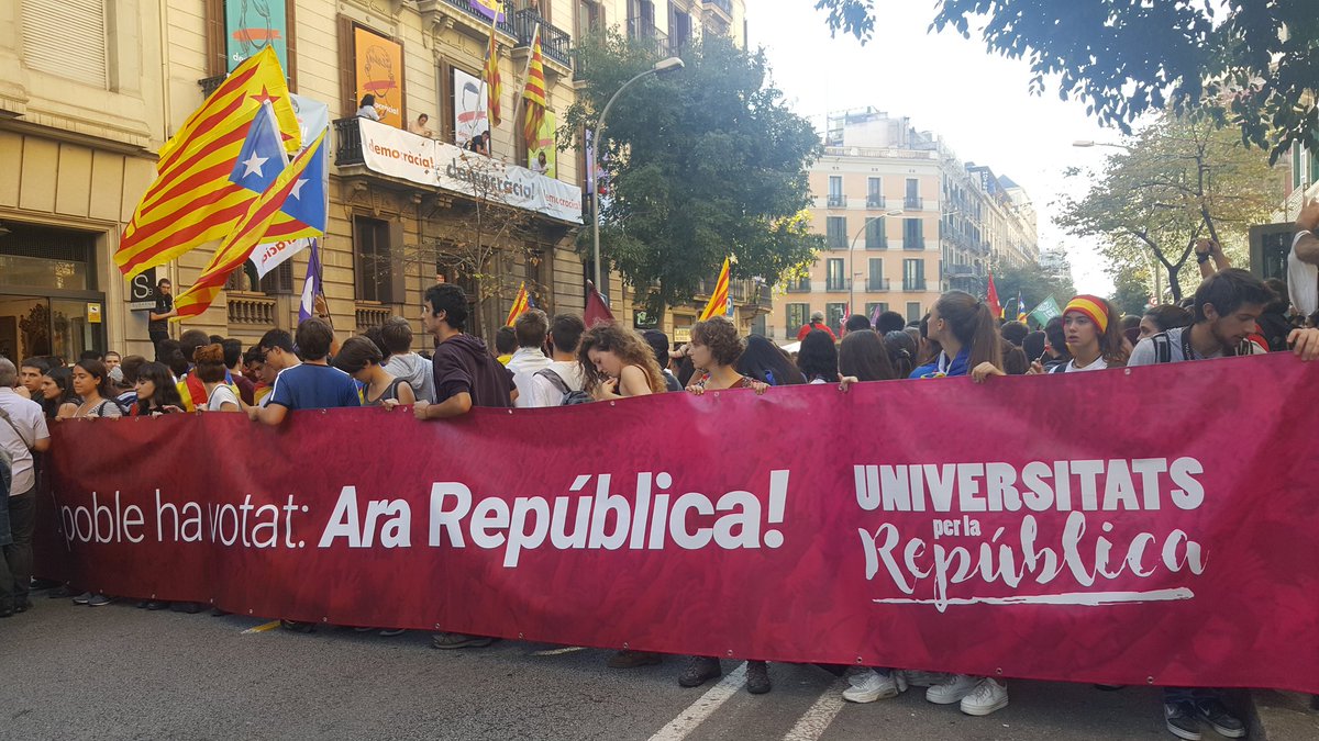 La marcha de la juventud separatista de plataforma «Universidades por la República» llega a la sede de Ómnium Cultural donde han exigido la libertad. Lasvocesdelpueblo