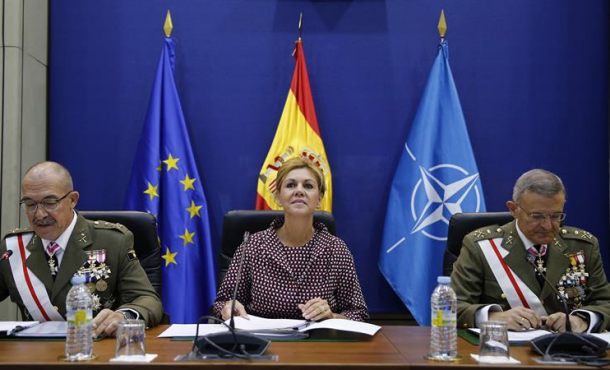MADRID (ESPAÑA), 12.10.2017. La ministra de Defensa, María Dolores de Cospedal (c), junto al Jefe del Estado Mayor de la Defensa (Jemad), el general Fernando Alejandre Martínez (i). Efe
