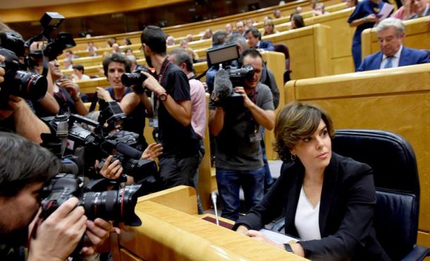 MADRID (ESPAÑA), 26.10.2017. La vicepresidenta del gobierno Soraya Saénz de Santamaría, en el salón de plenos del Senado al comienzo de la reunión de la comisión conjunta constituida . Efe